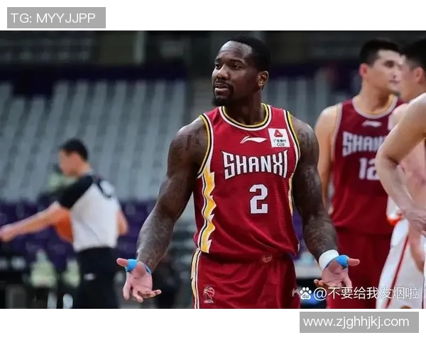 篮球场上的璀璨明星们如何用激情与技巧征服球迷心灵